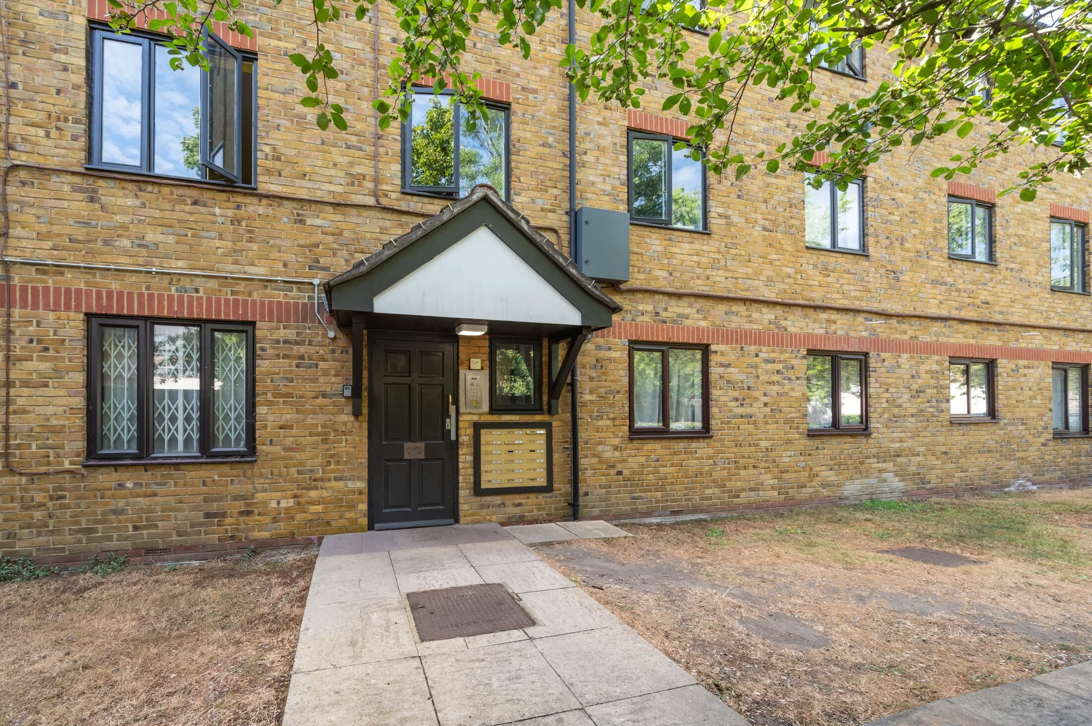 Flat Brighton Terrace in Greater London