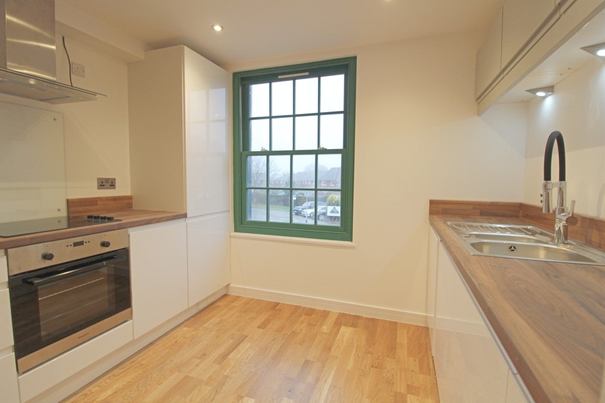 Flat Whitemans Green in Mid Sussex