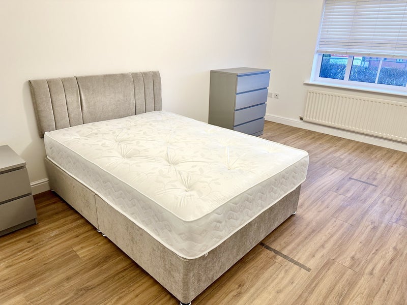 Room New Charlton Way in Bristol