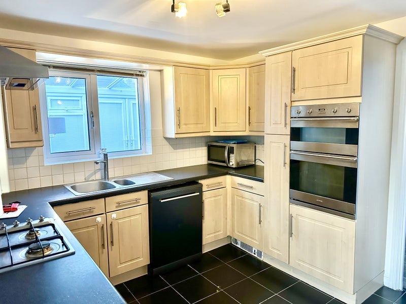 Room New Charlton Way in Bristol