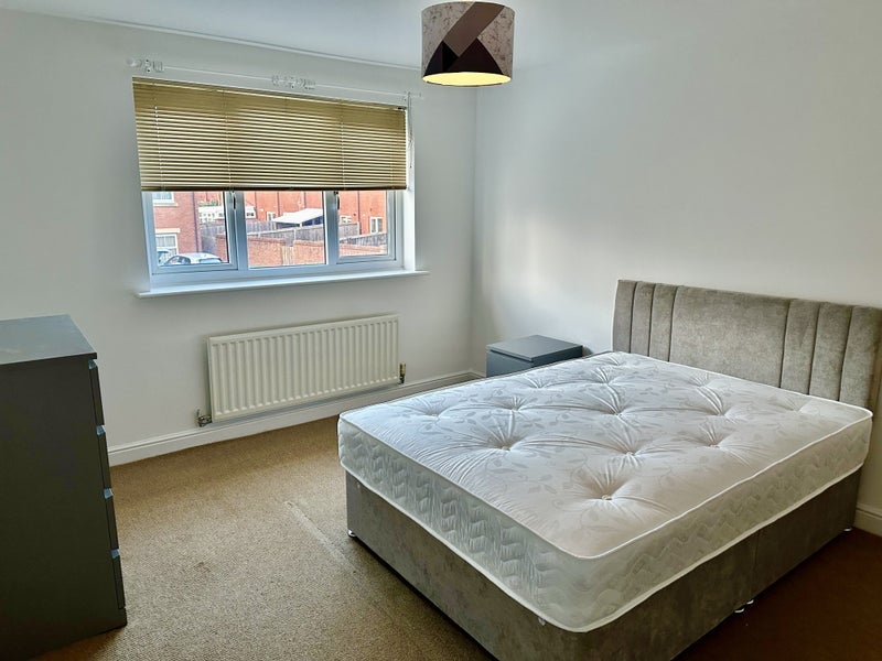 Room New Charlton Way in Bristol