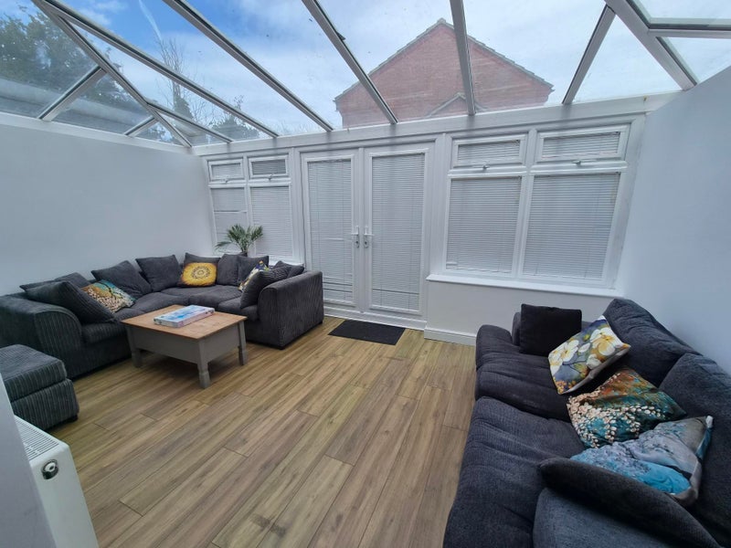 Room New Charlton Way in Bristol