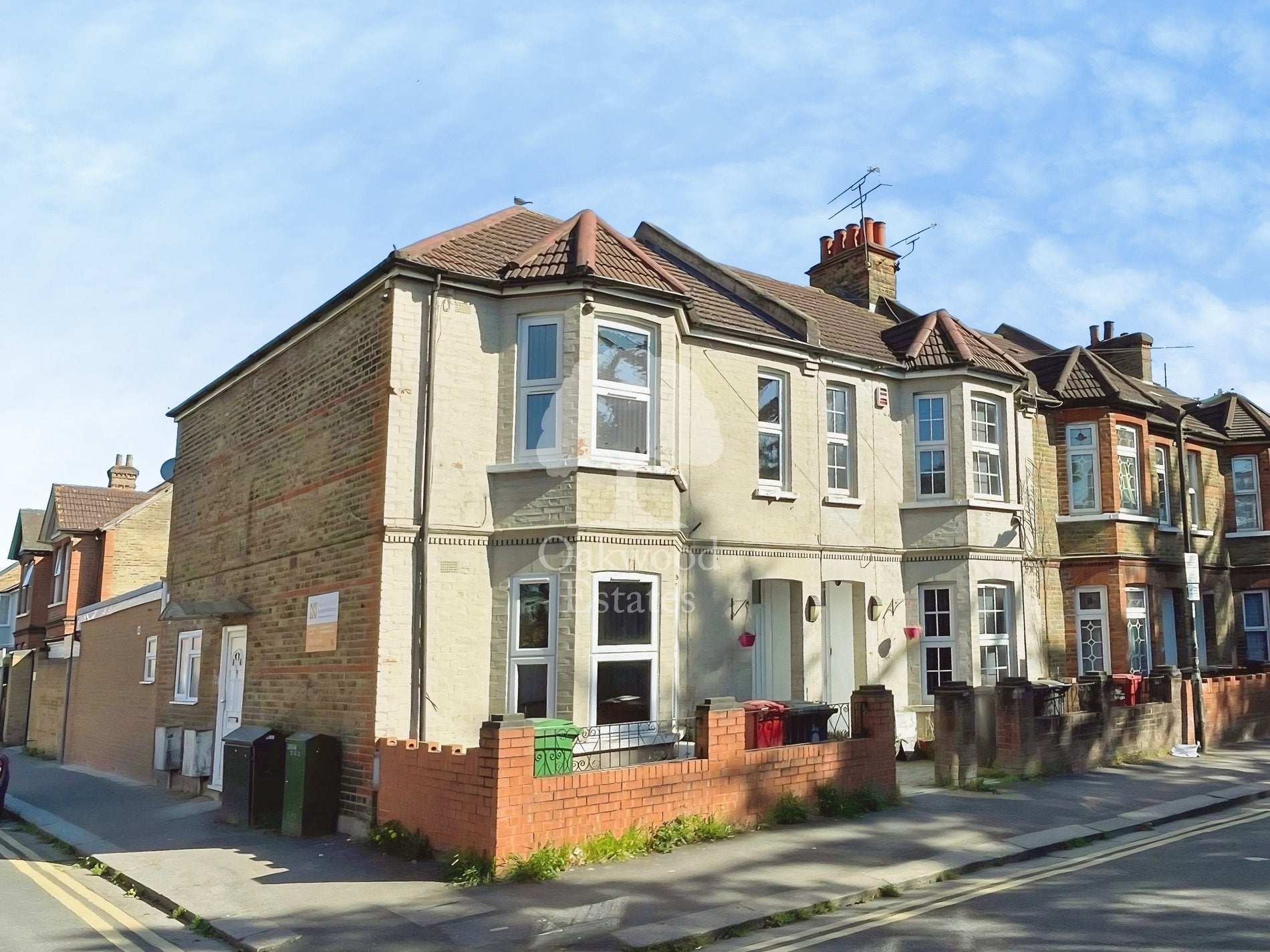 Flat Wellesley Road in Slough