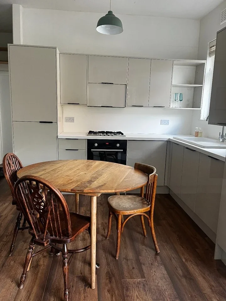Flat Ambleside Avenue in Greater London