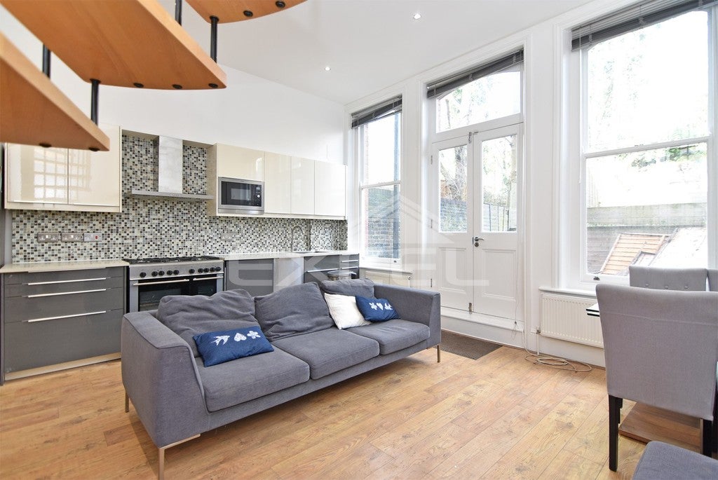 Flat Finchley Road in Greater London