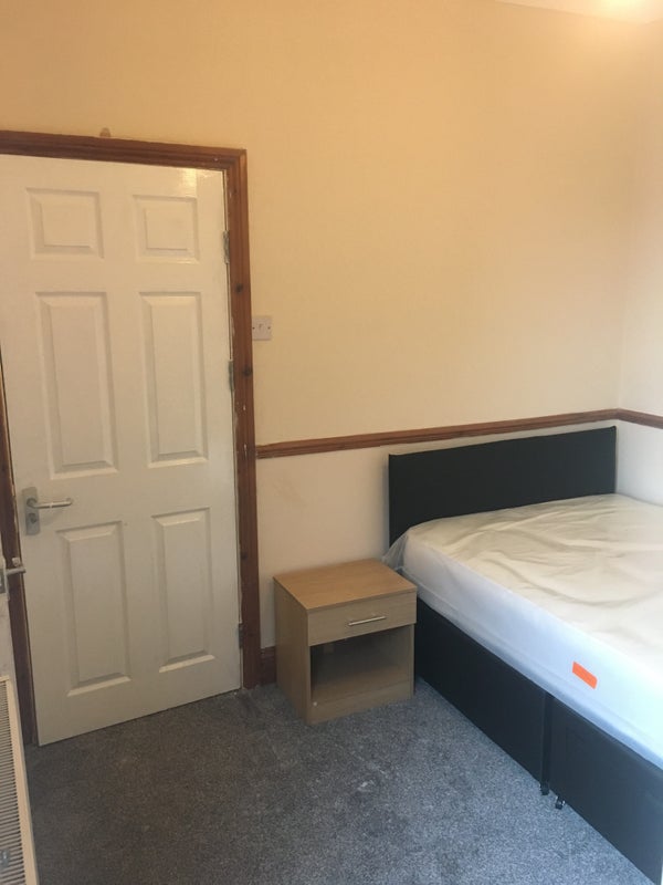 Room Beaconsfield Road in Coventry