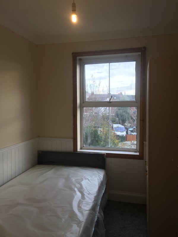 Room Beaconsfield Road in Coventry