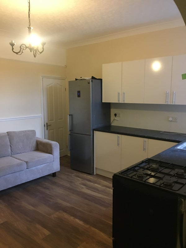Room Beaconsfield Road in Coventry