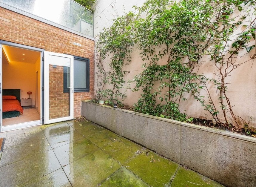 Flat Ballards Lane in Greater London