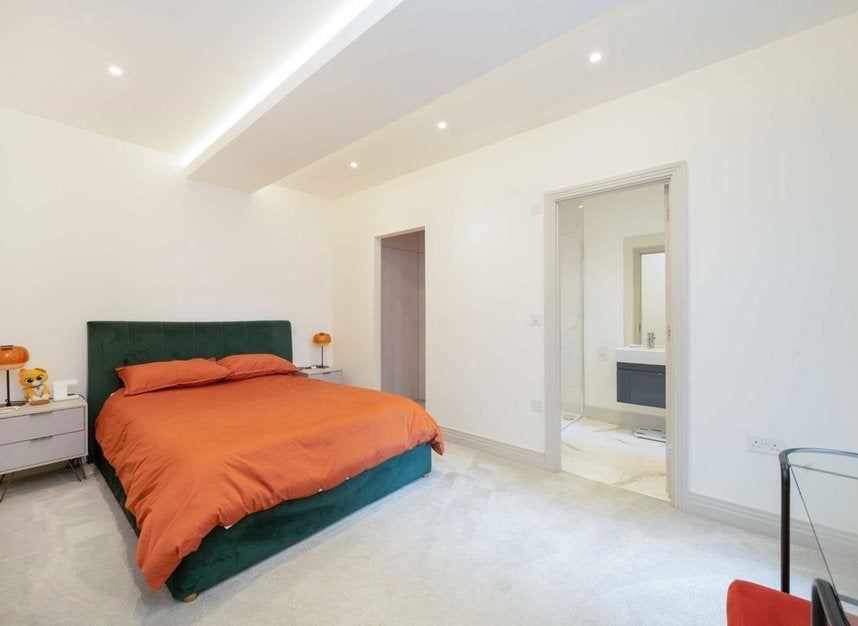 Flat Ballards Lane in Greater London