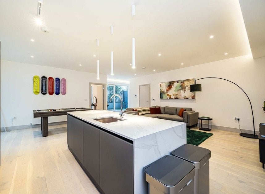 Flat Ballards Lane in Greater London