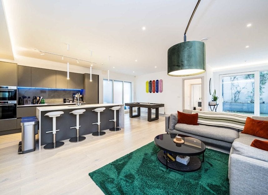 Flat Ballards Lane in Greater London
