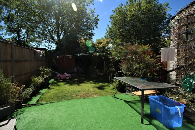 Flat Belmont Road in Greater London