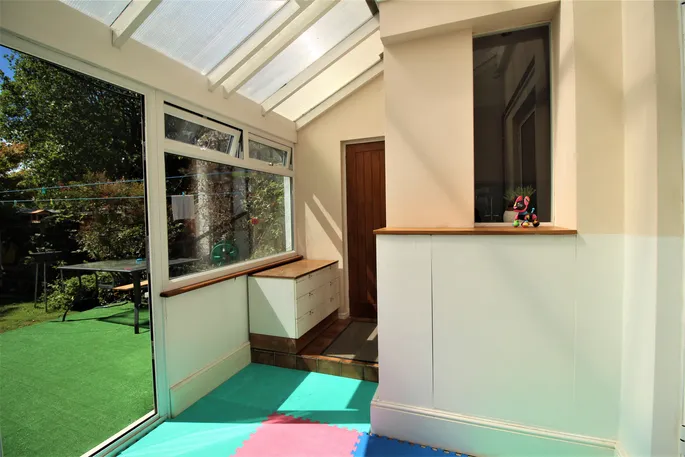 Flat Belmont Road in Greater London