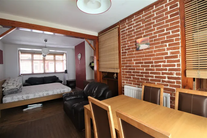 Flat Belmont Road in Greater London