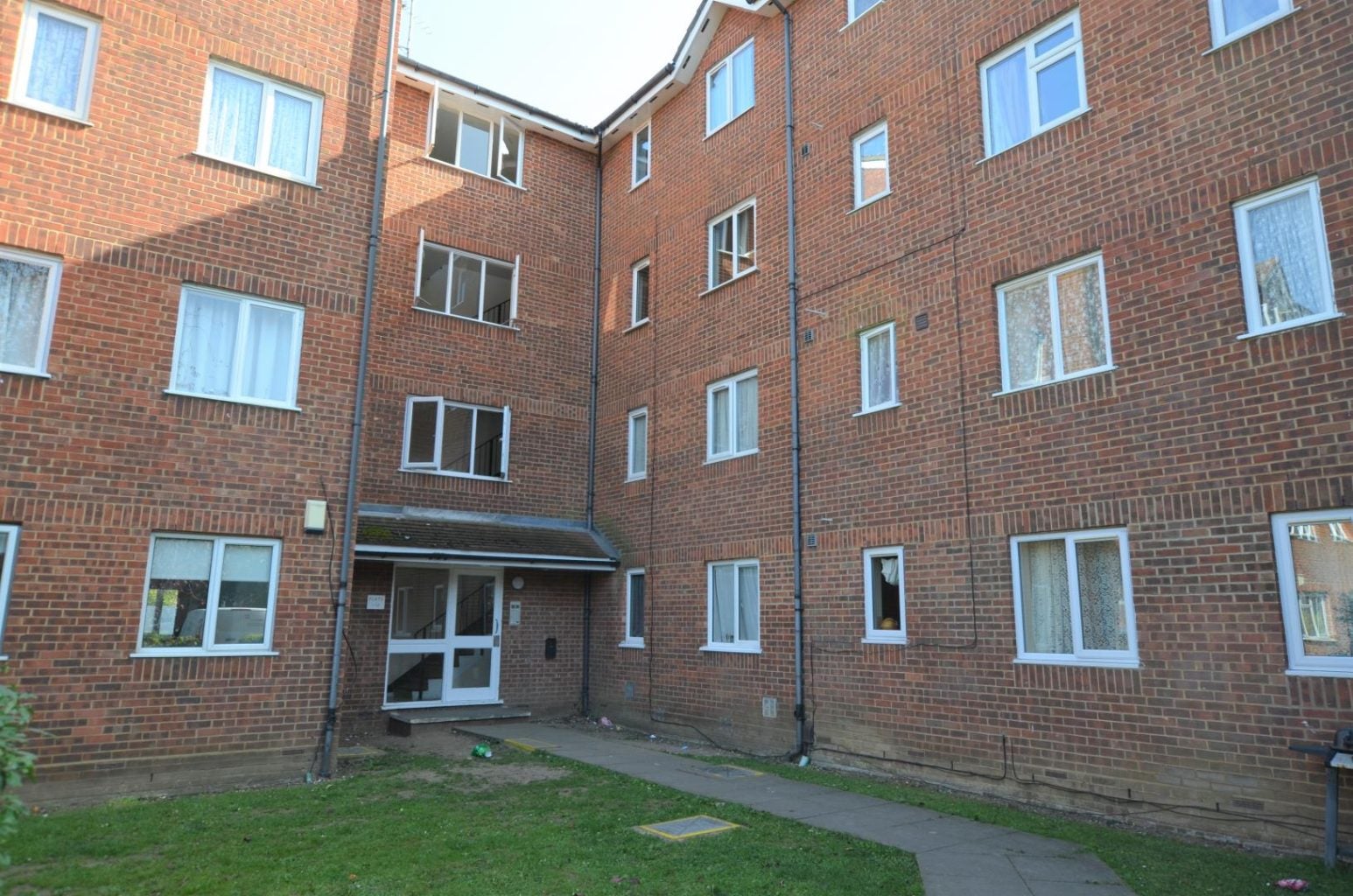 Flat Wren Close in Greater London