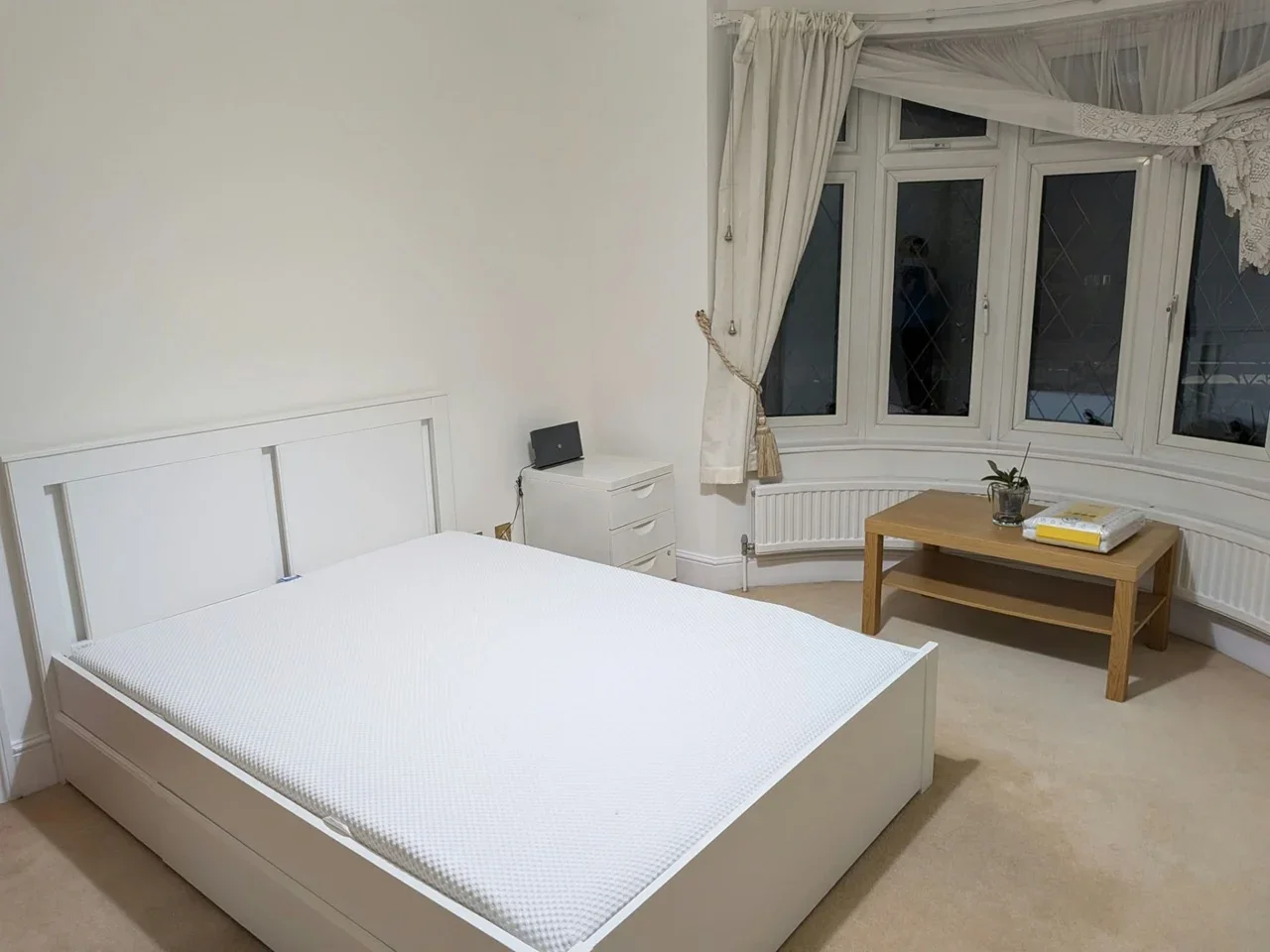 Room Western Avenue in Greater London