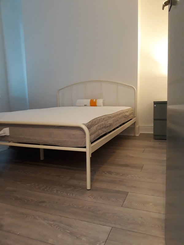 Room Queen Street in Pontypridd