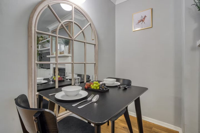 Flat Finborough Road in Greater London