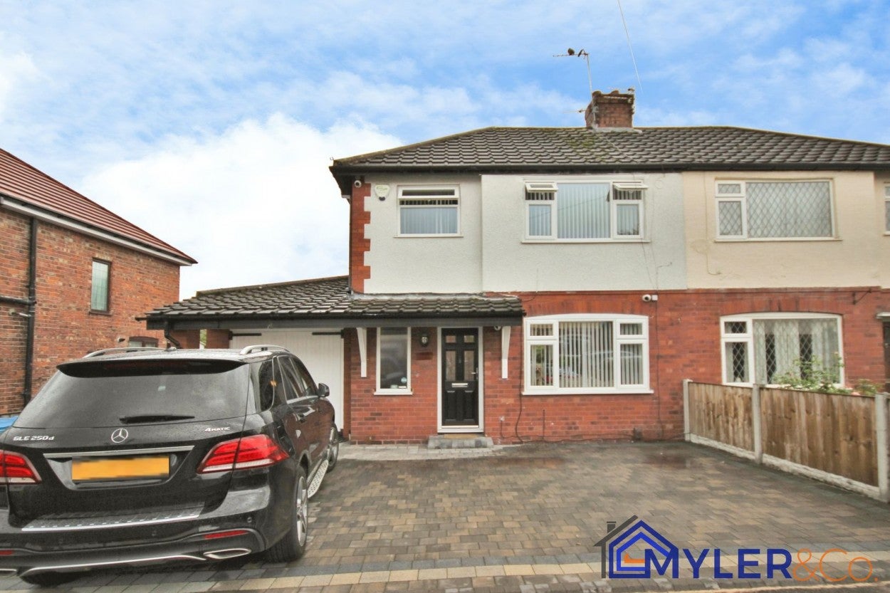 House Dykin Road in Widnes