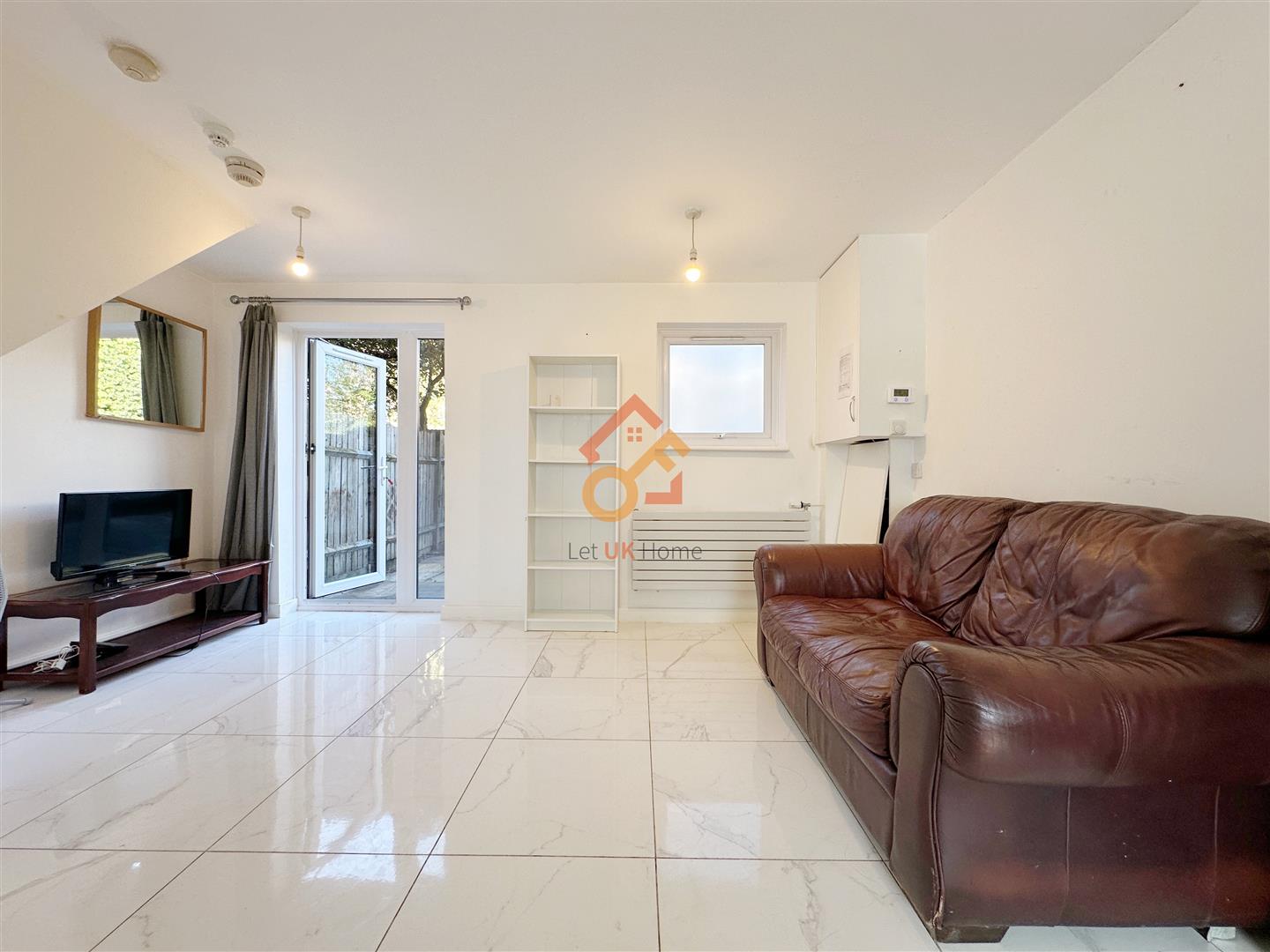 Flat Barnfield Place in Greater London