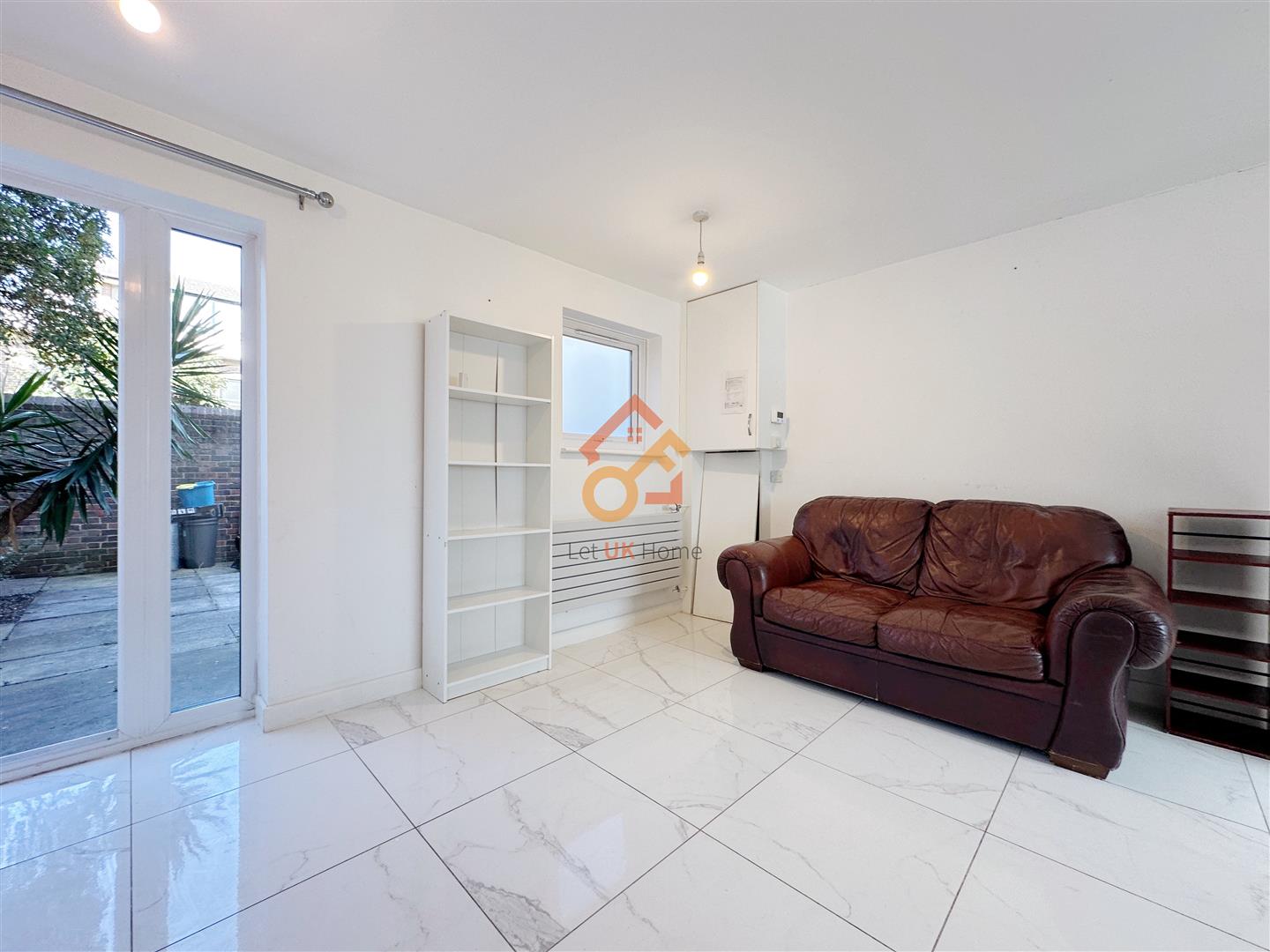 Flat Barnfield Place in Greater London
