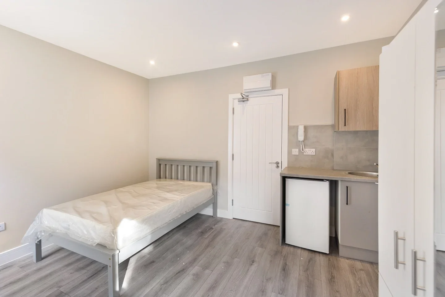 Flat Wandle Bank in Greater London