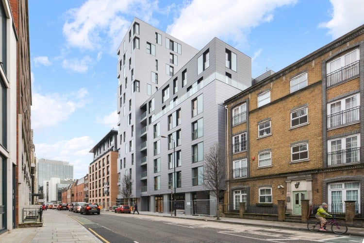 Flat Dock Street in Greater London