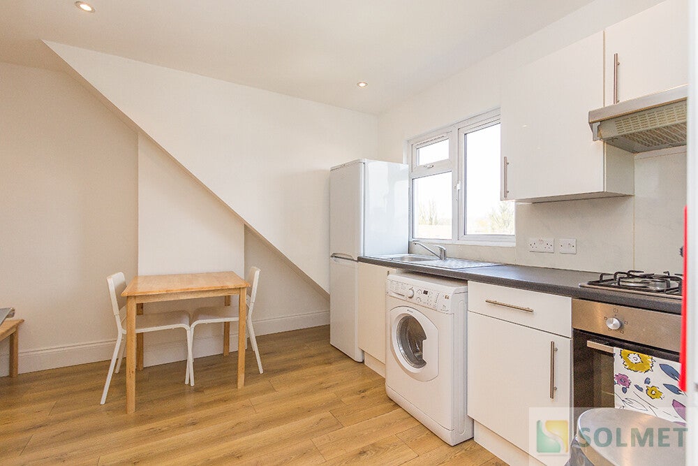Flat Fleetwood Road in Greater London