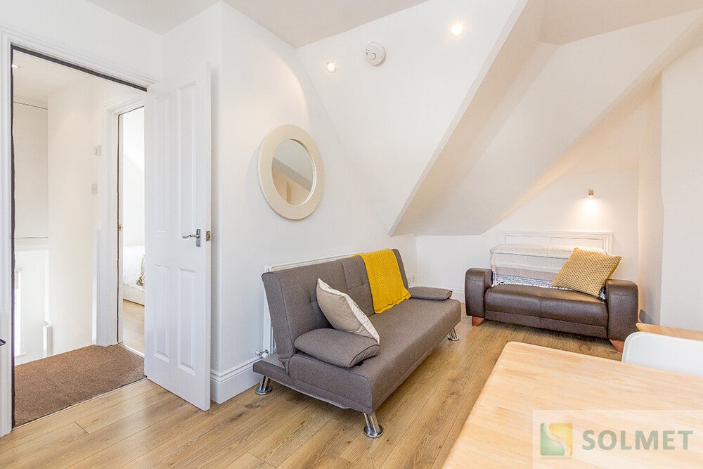 Flat Fleetwood Road in Greater London