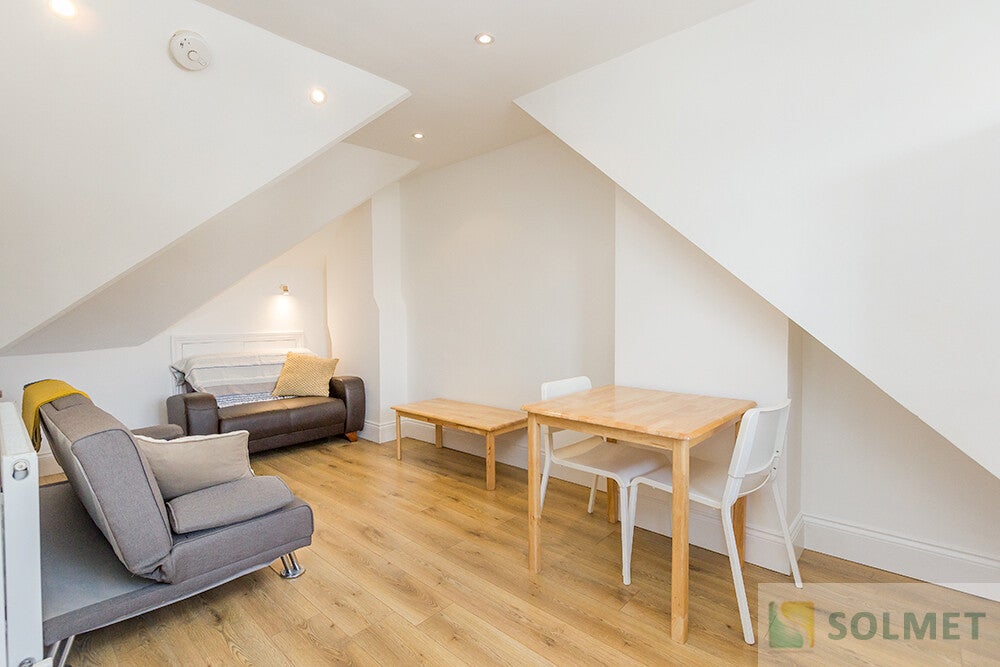 Flat Fleetwood Road in Greater London