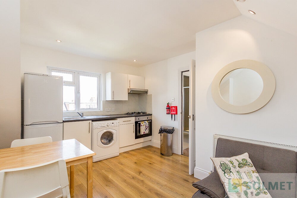 Flat Fleetwood Road in Greater London