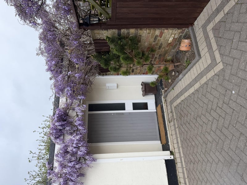Flat Halfway Street in Greater London