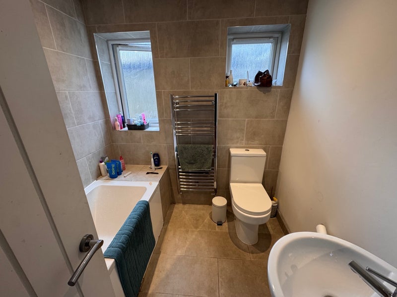 Room Valmar Road in Greater London