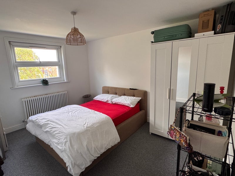 Room Valmar Road in Greater London