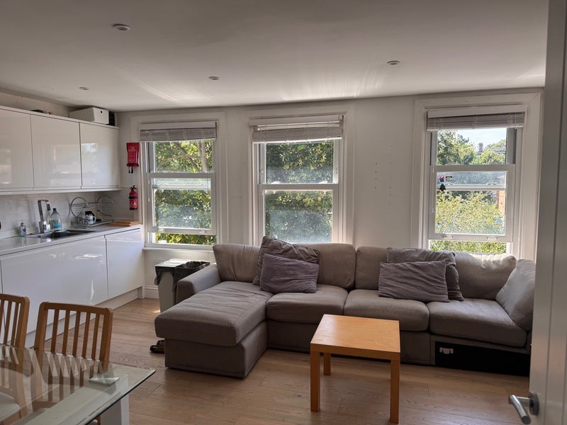 Room Valmar Road in Greater London