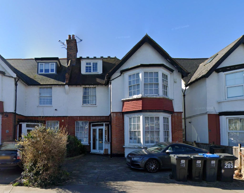 Flat Norbury Avenue in Greater London