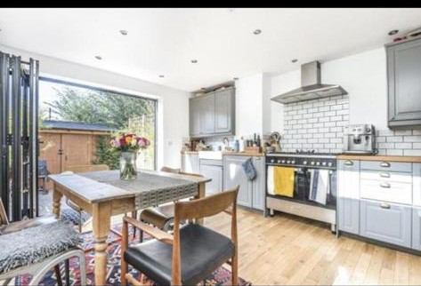 Room Cranbourne Road in Greater London