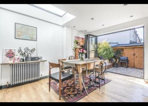 Room Cranbourne Road in Greater London