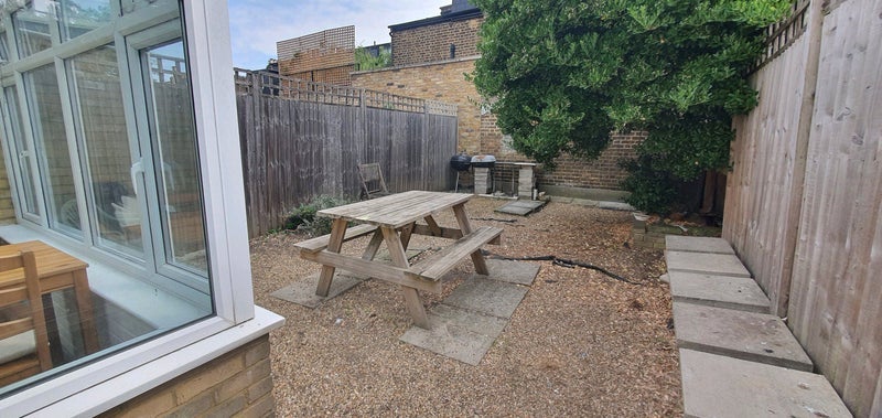 Room Bloemfontein Road in Greater London