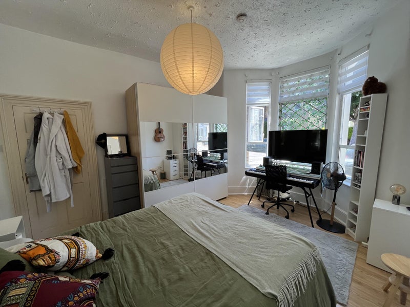 Room Grove Park Road in Greater London