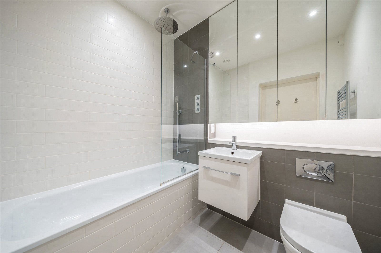 Flat Blyth Road in Greater London