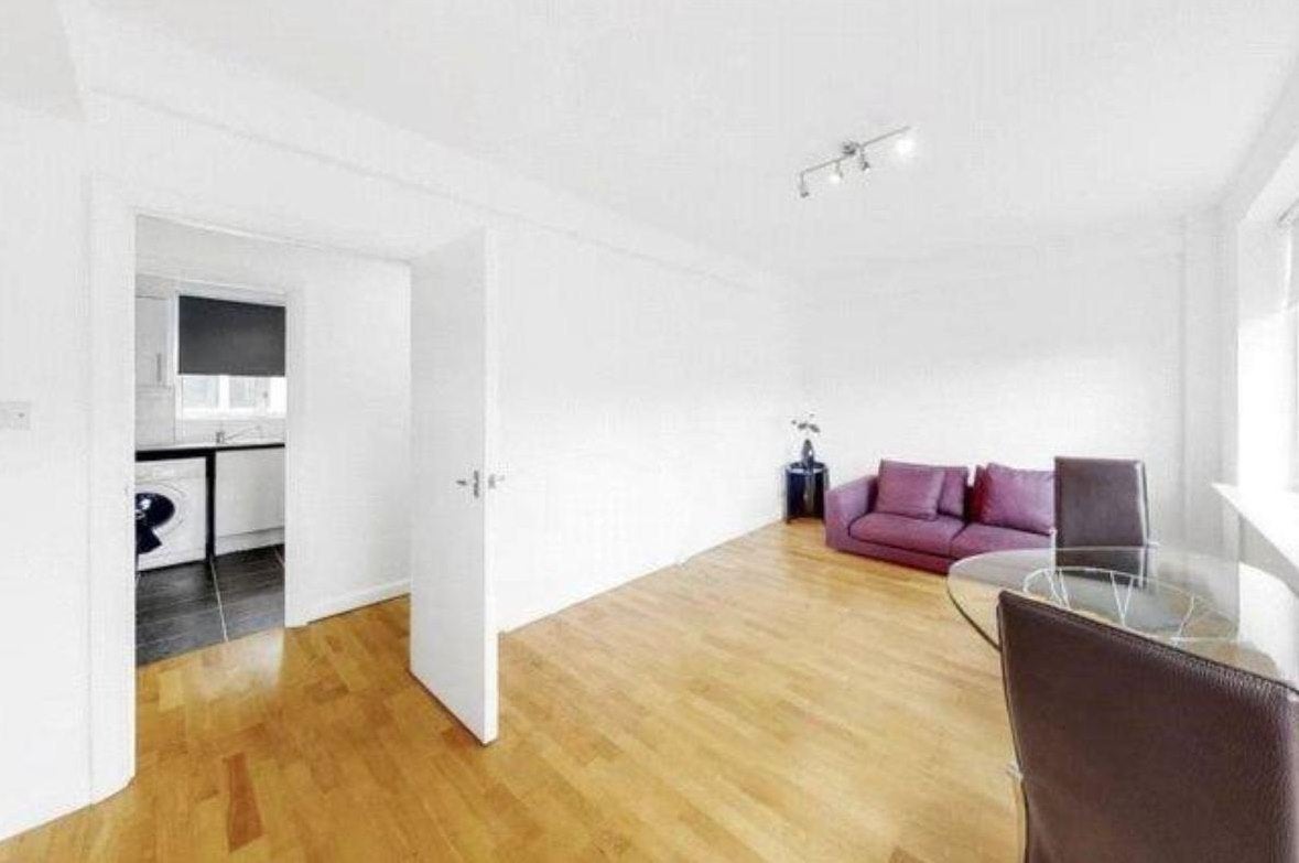 Flat Warren Street in Greater London