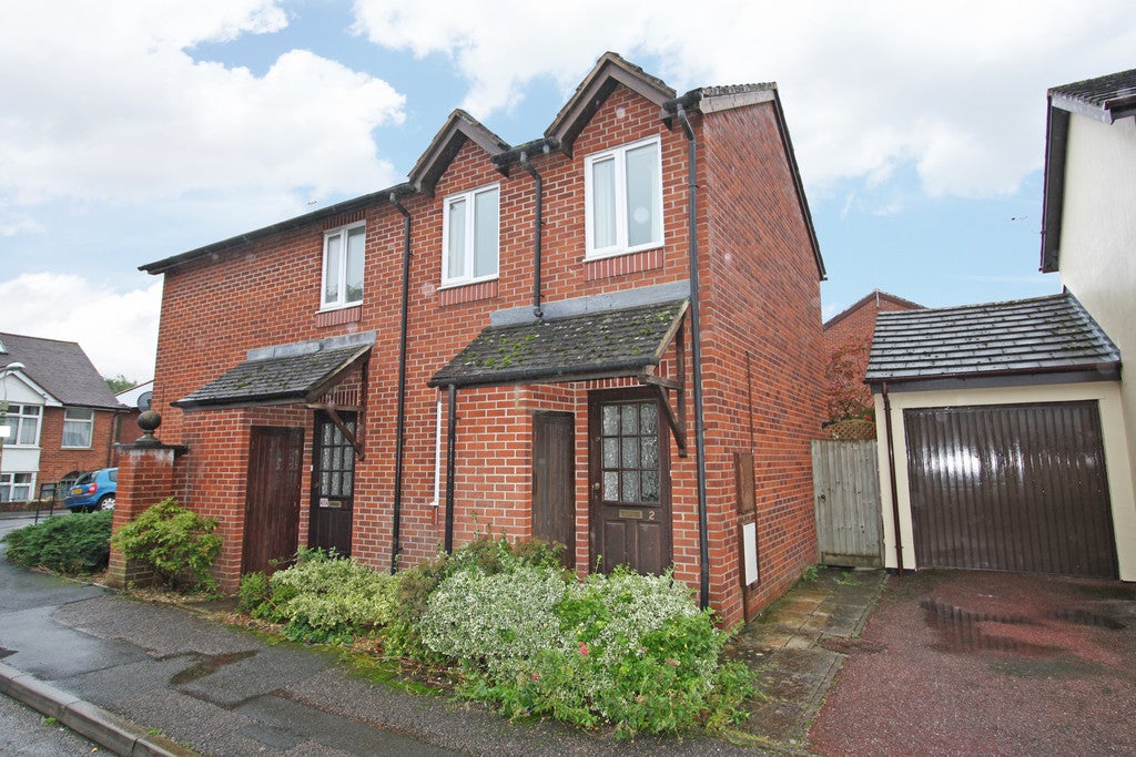 Flat Roseland Drive in Exeter