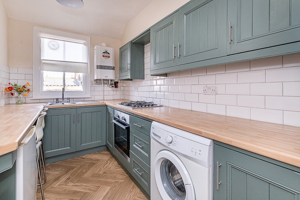 Flat Tooting High Street in Greater London