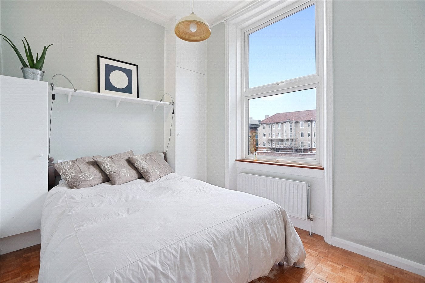 Flat Stanlake Road in Greater London