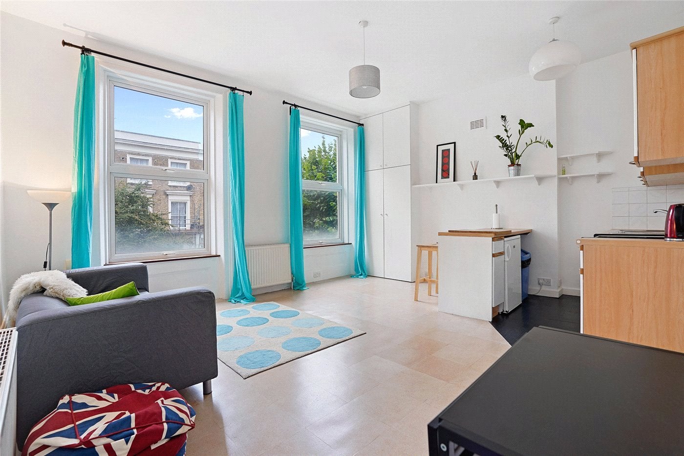 Flat Stanlake Road in Greater London