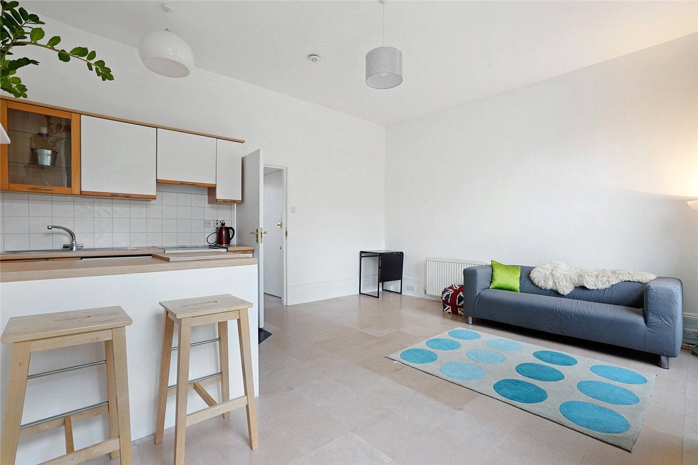 Flat Stanlake Road in Greater London