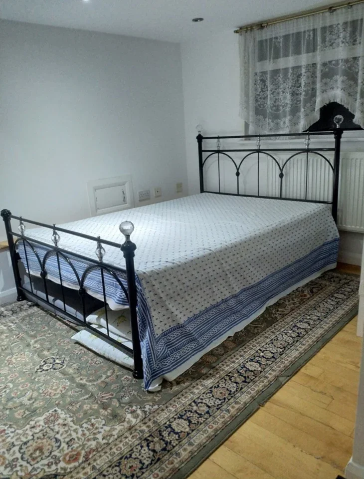 Room Court Road in Greater London
