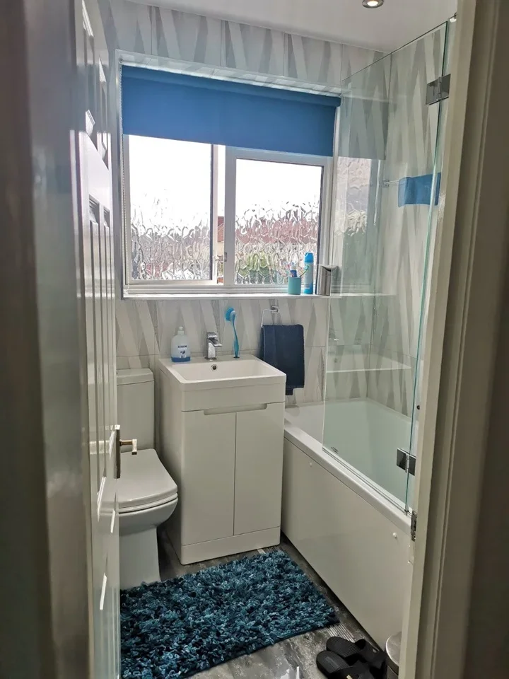 Room Court Road in Greater London